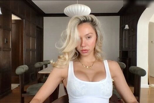 Alexis Ren