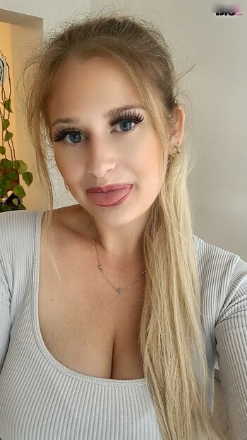 Busty-Ellie