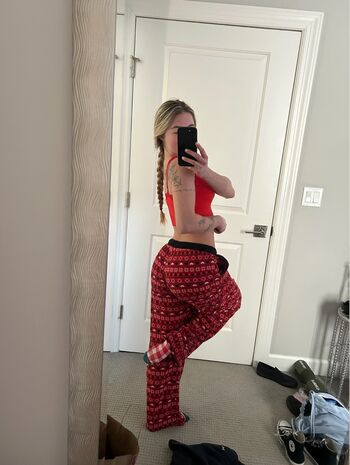 Courtney Kuhnel Fanfix
