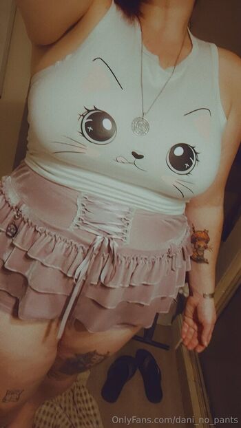 dani_no_pants