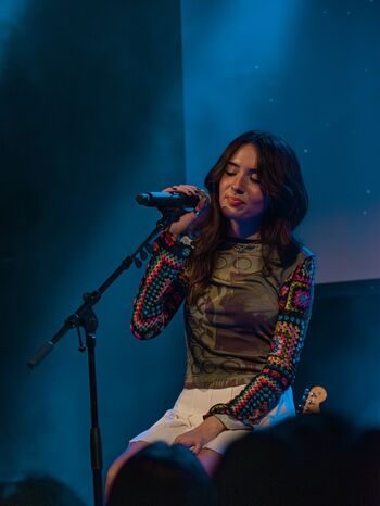 Gabriela Bee