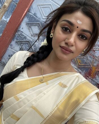 Oviya Helen
