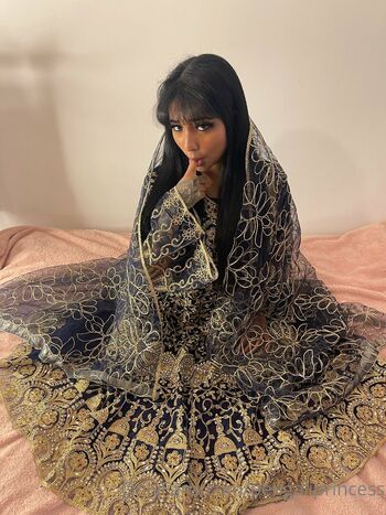 Yasmina Khan