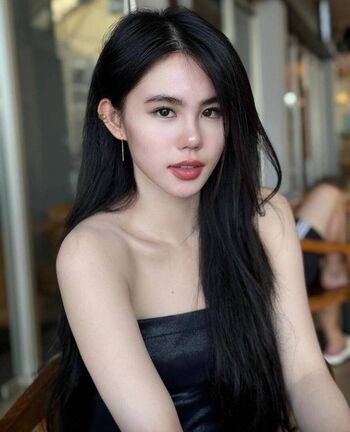 Zoe Levana